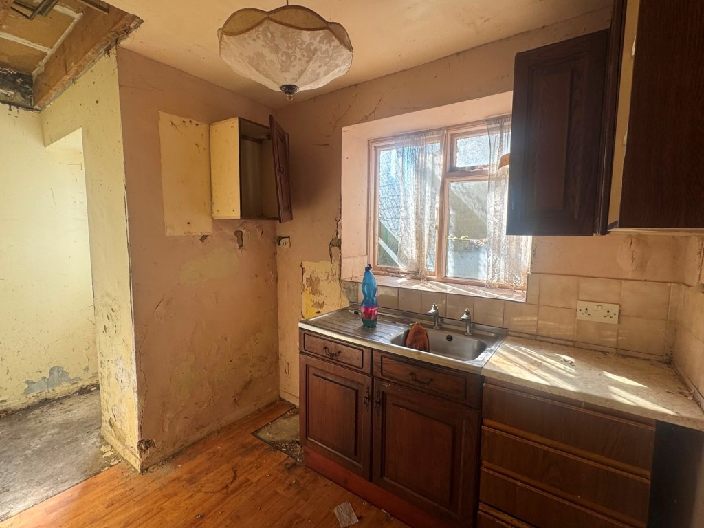 Lot: 43 - ONE-BEDROOM GARDEN FLAT FOR TOTAL REFURBISHMENT - Kitchen